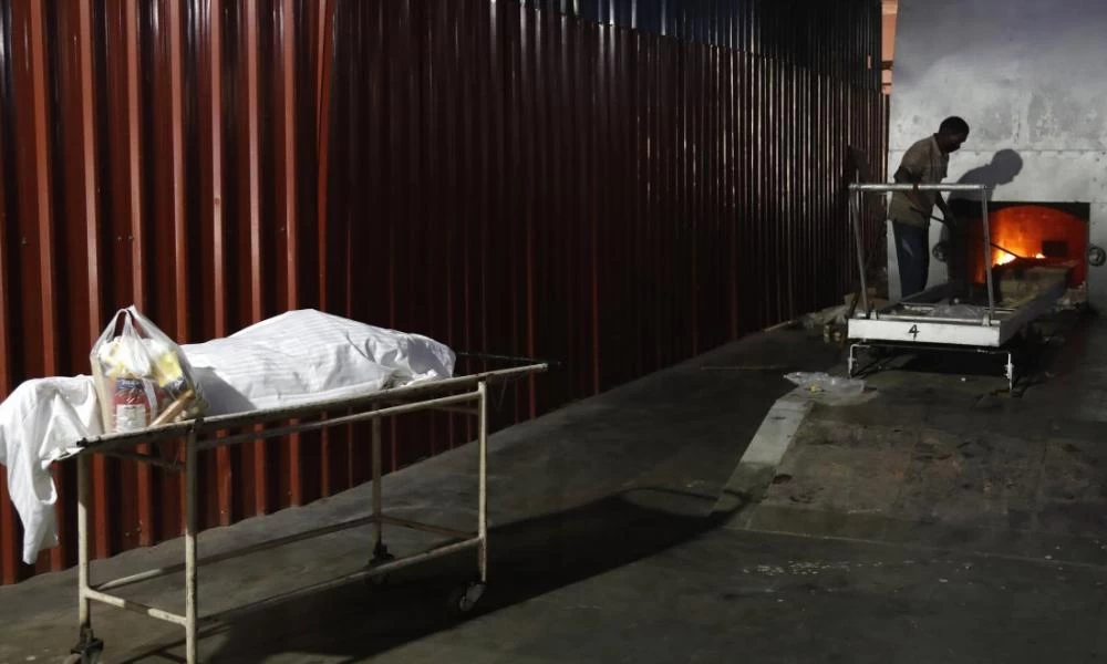 Εικόνες από την Ινδία του κορονοϊού: Το "φιλί ζωής" στη μητέρα που νοσεί